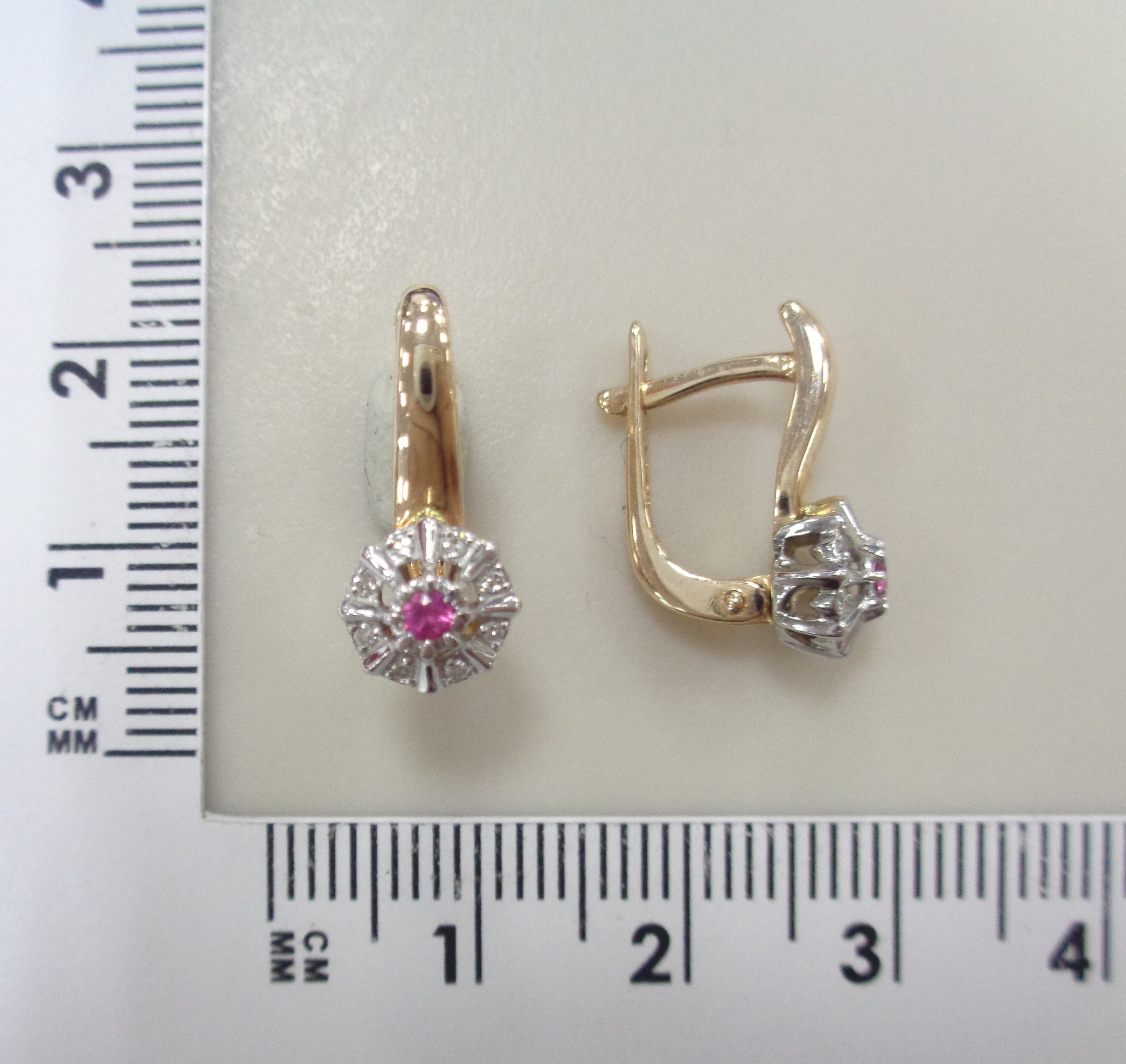 Золотые серьги 585 пробы; родий; вставки 2 Рубин нат. 0,075 2/2; 16 Бр.Кр-17 0,063 2/3А;